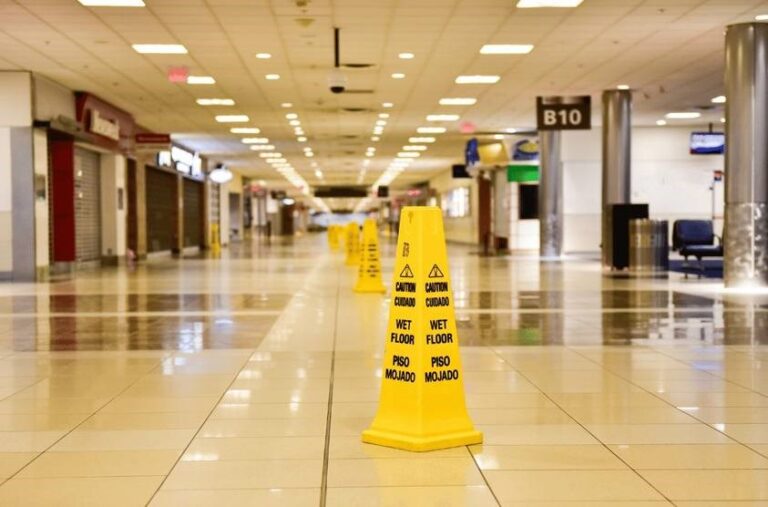 Señales de advertencia de piso mojado en un pasillo comercial